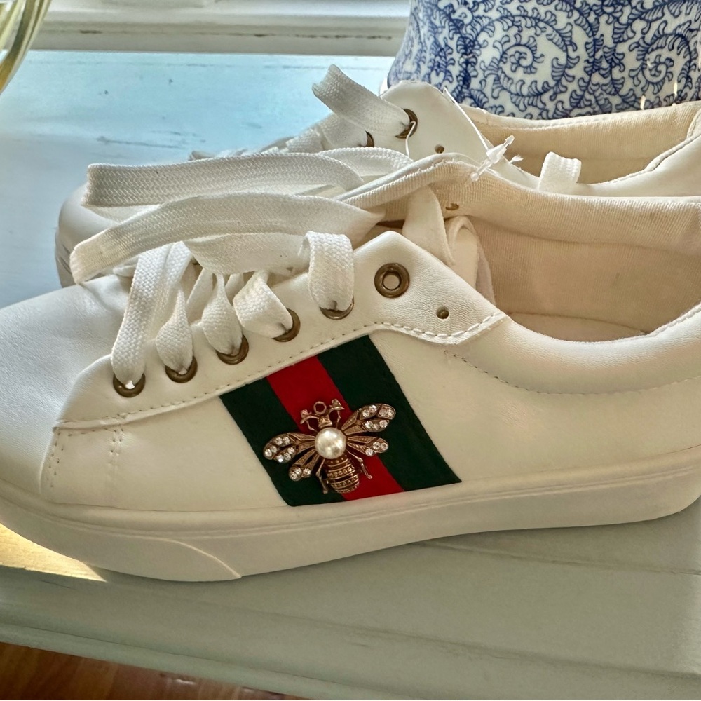 New beautiful Bee sneakers. Are not the expensive brand